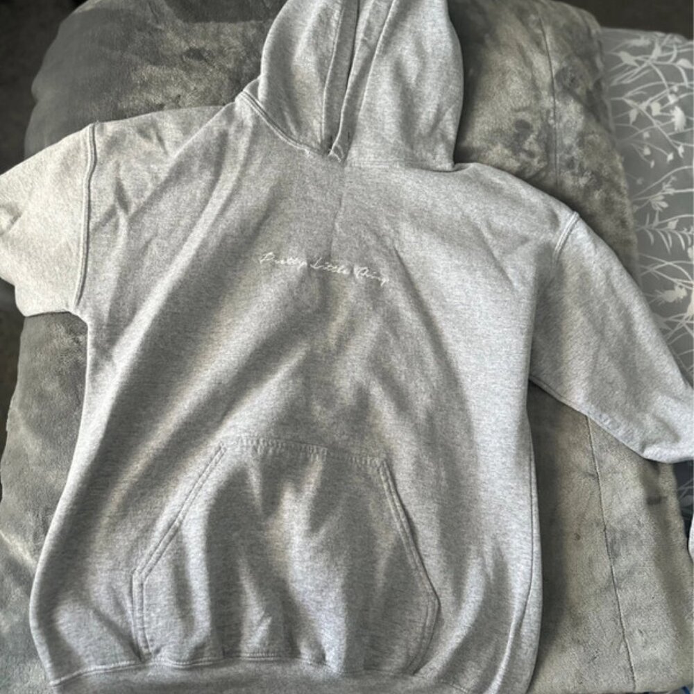 Pretty little thing, grey jumper